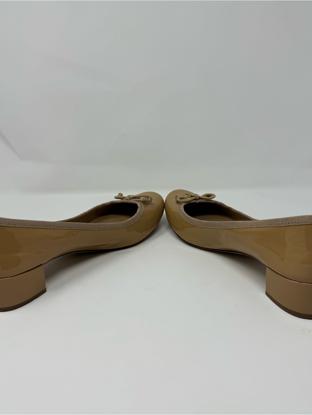 Tory Burch Beige Patent Leather Heels with Logo Charm - Picture 6 of 7